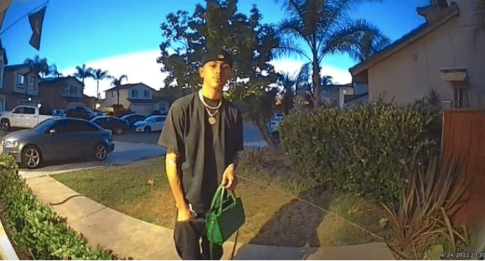 Teen returns stolen purse